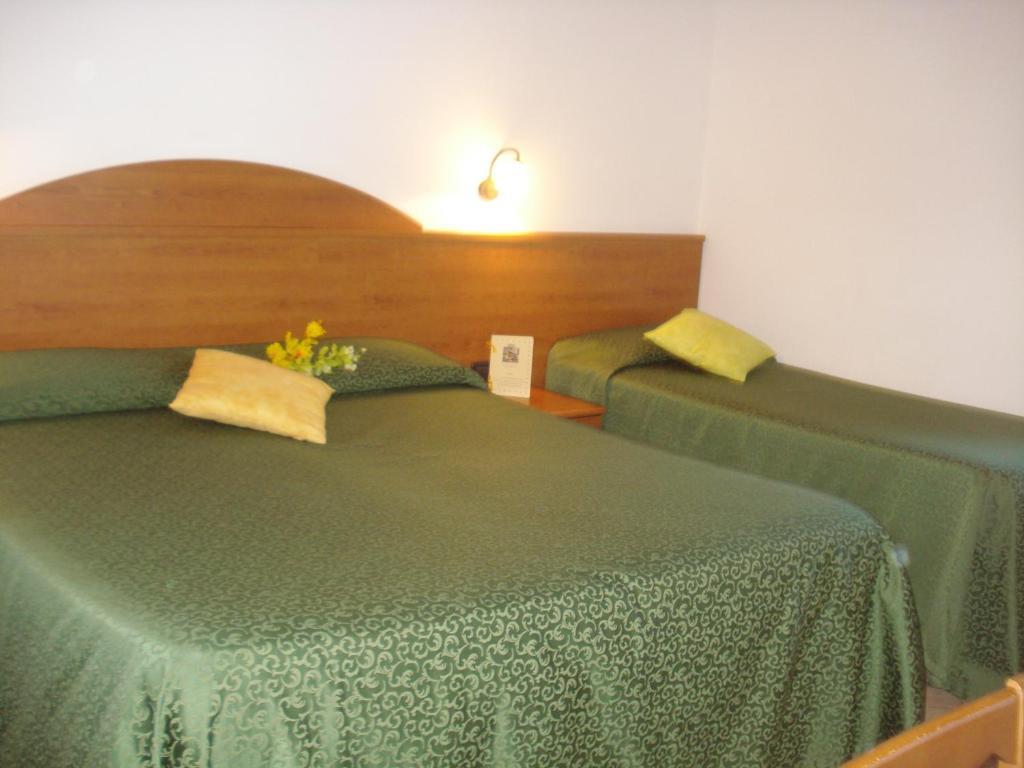 Carlo'S Hotel Castagneto Carducci Szoba fotó