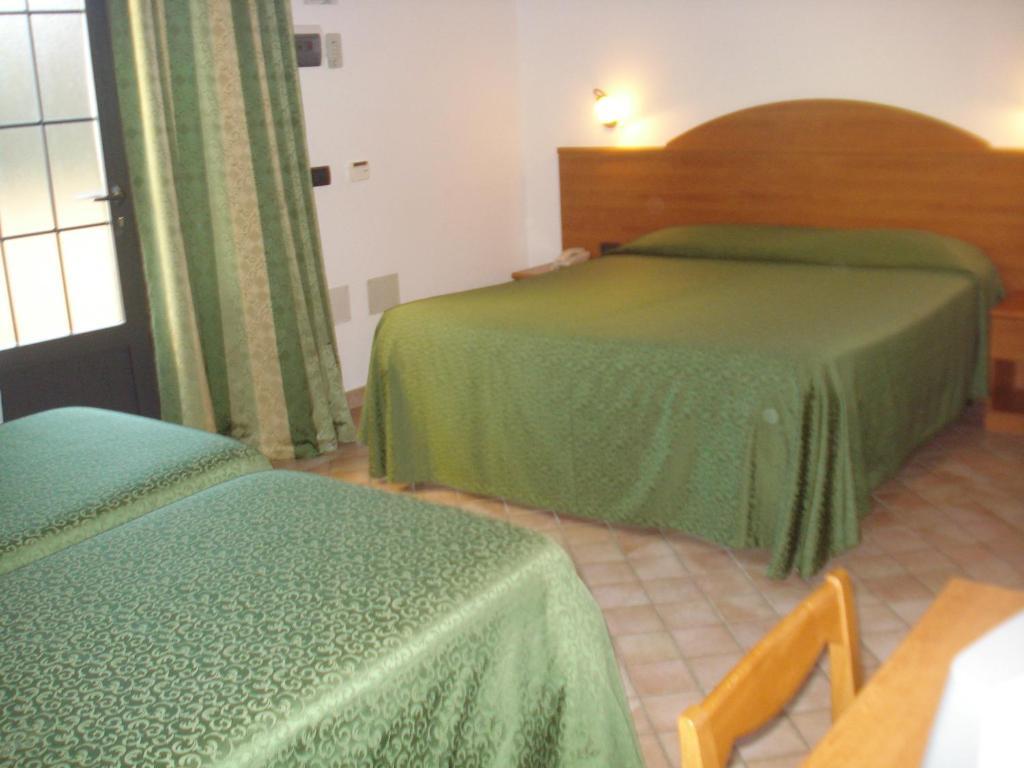 Carlo'S Hotel Castagneto Carducci Szoba fotó